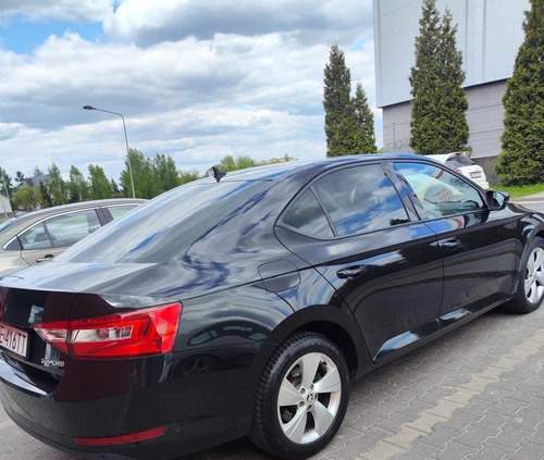 Skoda Superb cena 61900 przebieg: 299000, rok produkcji 2018 z Warszawa małe 301